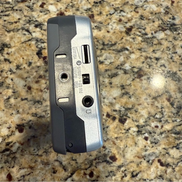 Aiwa HS-TX591 portable AM/FM radio and cassette player - ONLY Radio Works - Picture 5 of 6